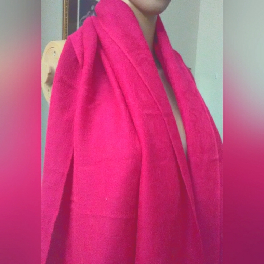 LIKE NEW 100% PASHMINA WRAP BY "PASHMINA" VIBRANT PINK W/ TASSELS RARE MATERIAL - Picture 3 of 8